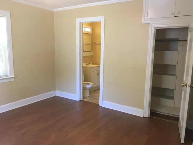 Building Photo - Beautiful 2 Bedroom 1 Bathroom Home with Spacious Living and Backyard