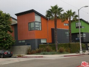 Building Photo - 800 Hampton Dr