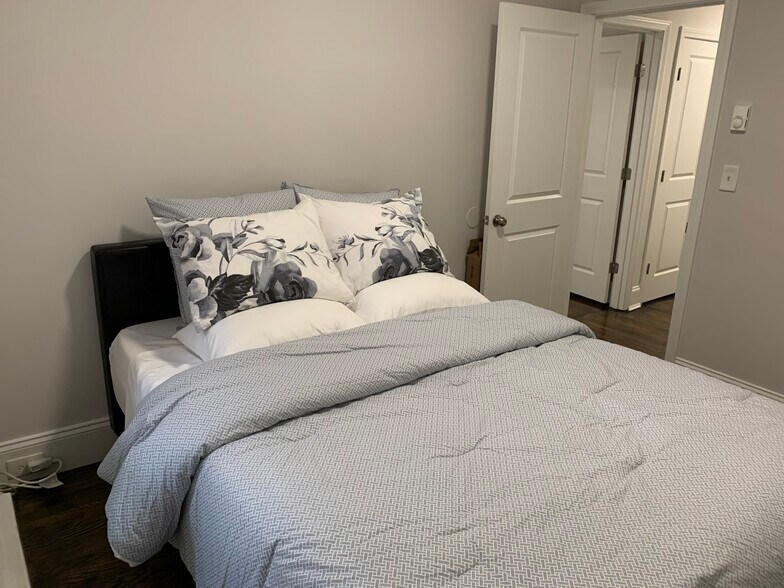 Building Photo - 28 Clearway St