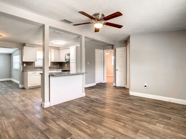 Building Photo - Completely upgraded 3/1 1196 Sq. Ft. with recently renovated bathroom and kitchen with GRANITE& a...