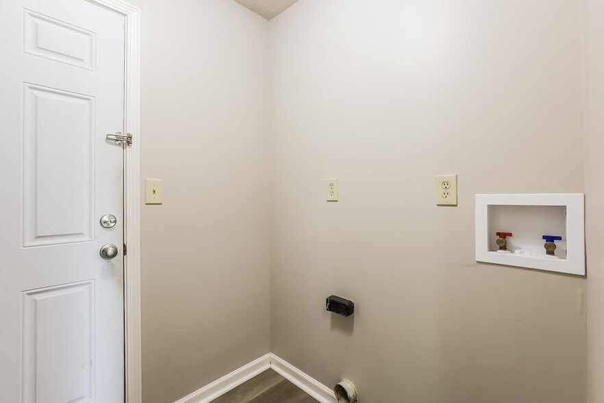 Building Photo - 5384 Lakeside Manor Dr