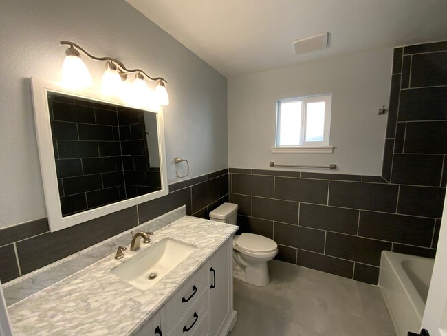 Building Photo - Beautifully Remodeled 3 Bedroom Single Sto...