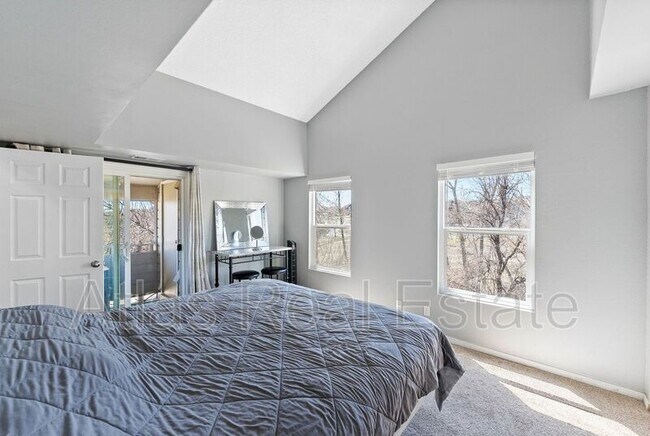 Building Photo - 12024 W Cross Dr