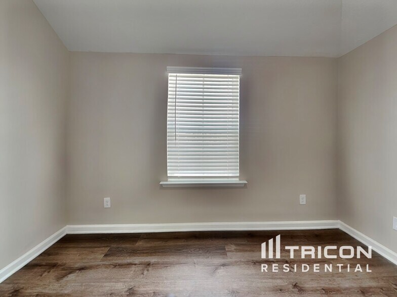 Building Photo - 729 Goodale Dr