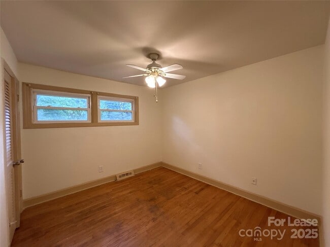 Building Photo - 1431 Woodhill Ln