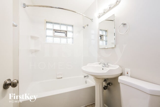 Building Photo - 18523 Oak Ave