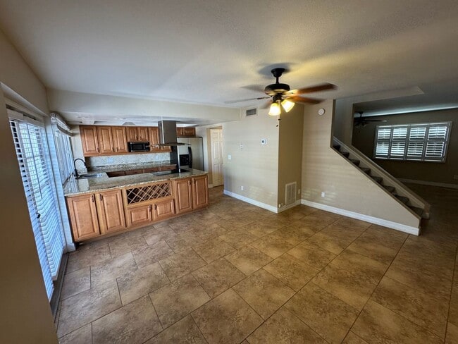 Building Photo - 3 Bedroom - 2  Bedroom - 1656 Sq. Ft - Cas...