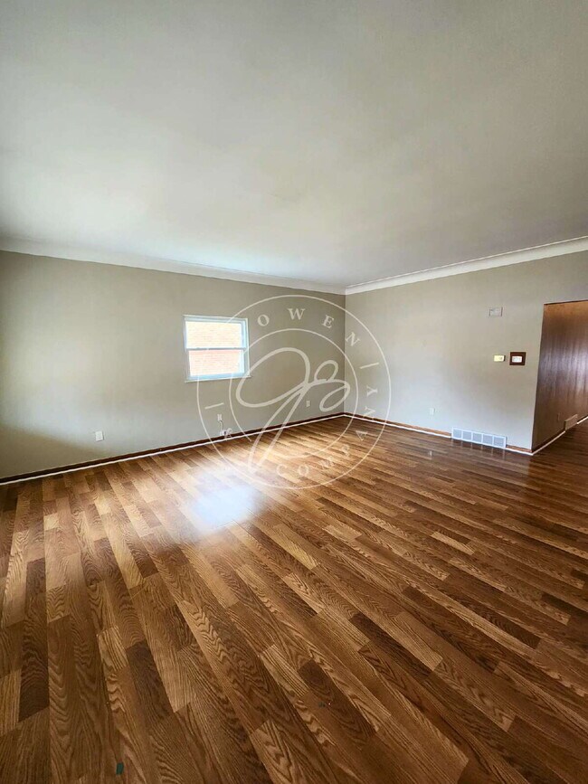 Building Photo - Unique 3-bedroom, 2.5-bath unit within a 4-unit complex offers over 1,100 square feet of living s...