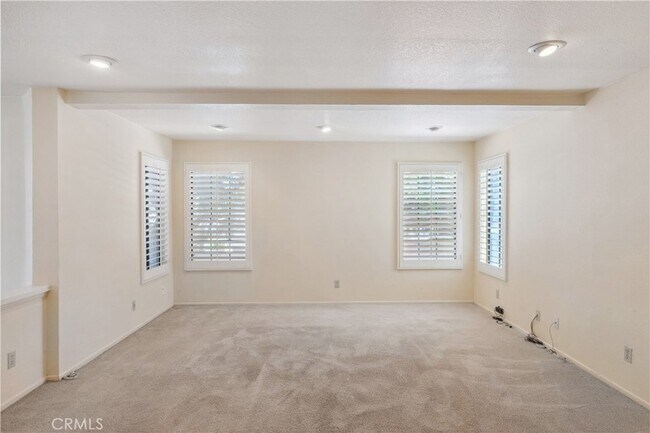 Building Photo - 2655 Victoria Park Dr