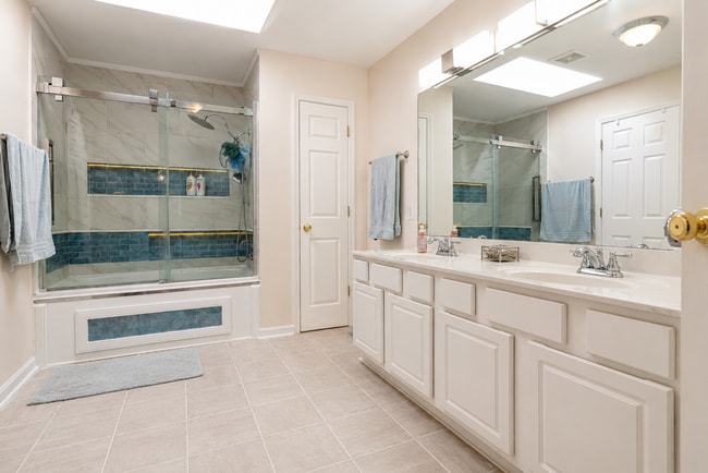 Building Photo - Beautifully Renovated 3 Bed / 2.5 Bath Home on Quiet Cul-de-Sac