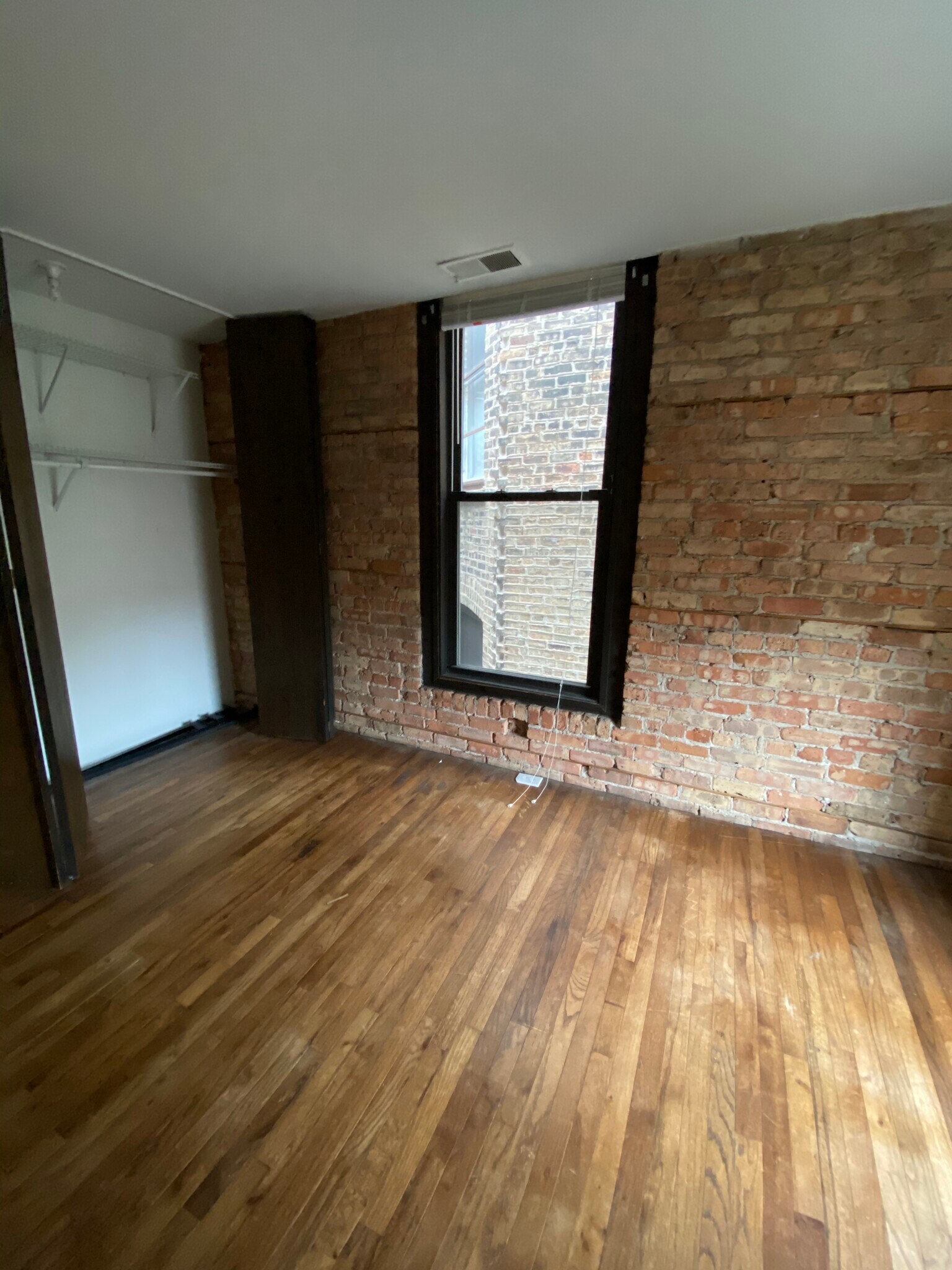 Building Photo - 606 W Surf St