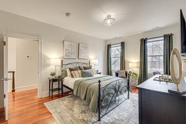 Building Photo - 2312 Rosewood Ave