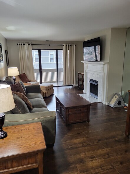 Building Photo - 950 E Rue de la Banque St