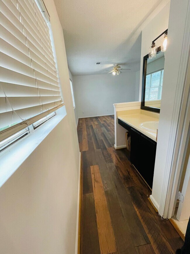 Building Photo - 406 Vineyard Pond Dr NW