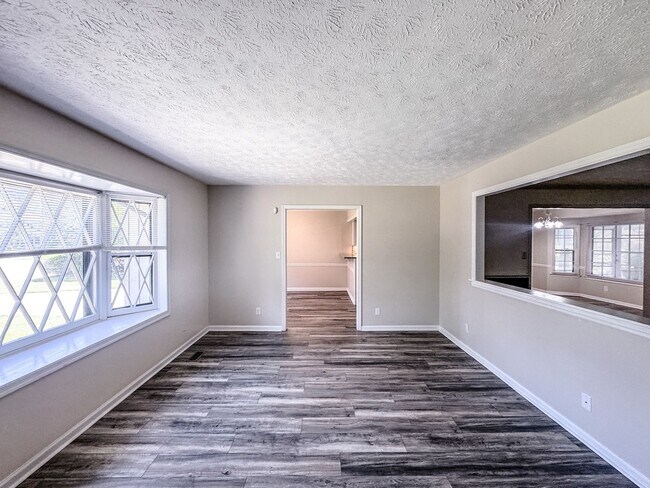 Building Photo - Charming 3 Bed 2.5 Bath Fayetteville Home