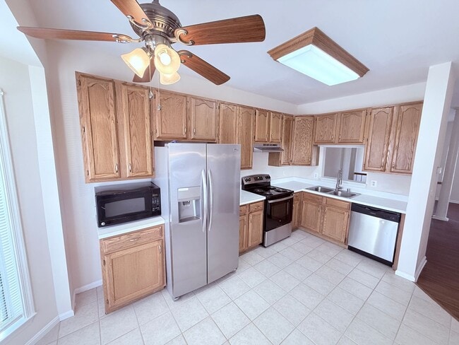 Building Photo - Luxury End Unit Townhome