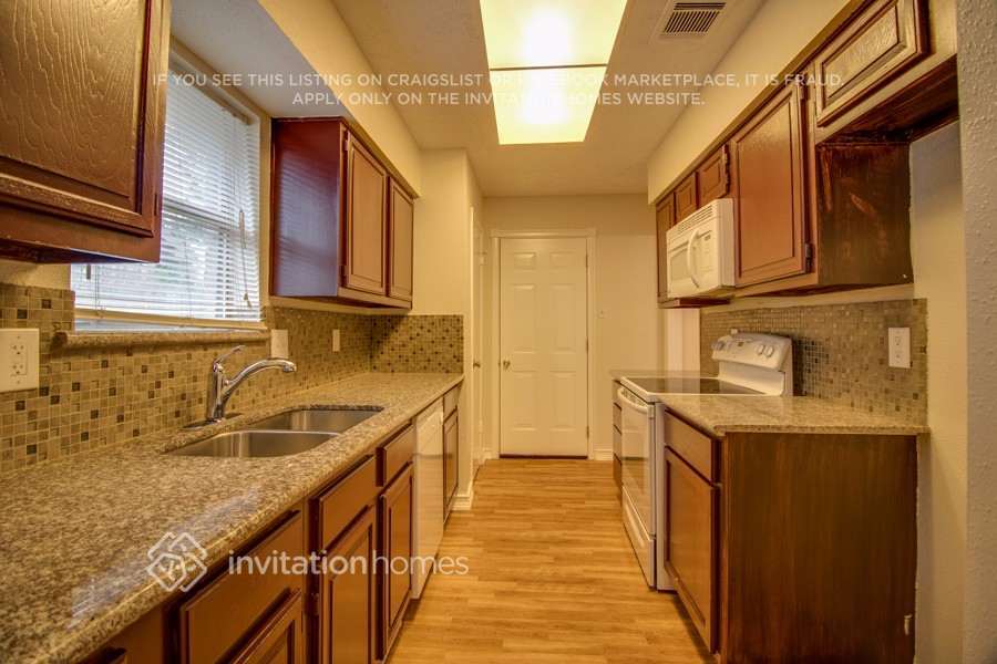 Building Photo - 15911 Timber Valley Dr