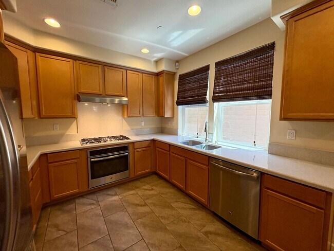 Building Photo - Spacious 4-Bedroom Townhouse
