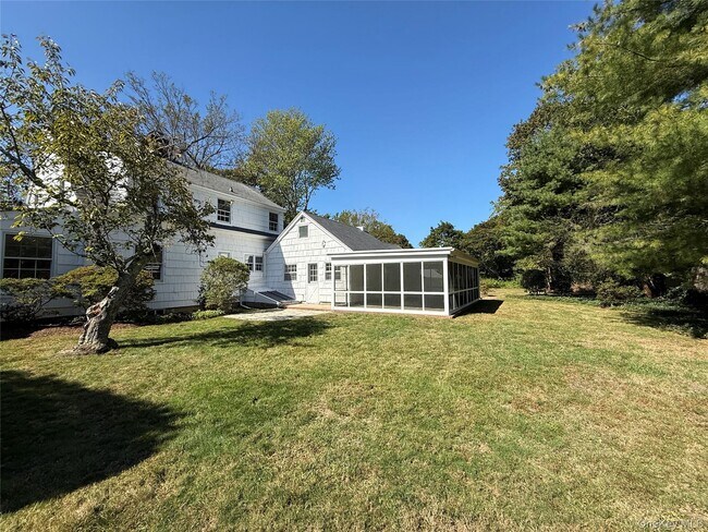 Building Photo - 35 La Rue Dr