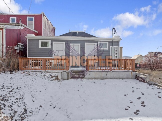 Building Photo - Park Street Tri-plex