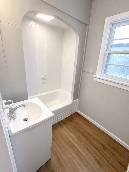 Building Photo - 1117 E 9th St