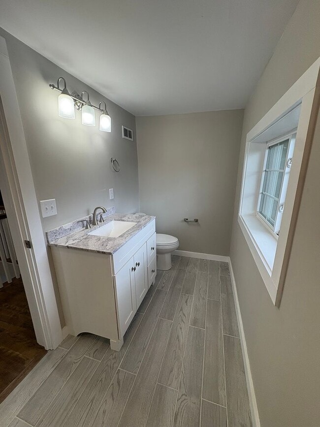 Building Photo - Historic Charm Meets Modern Living – Steps from Downtown Bristol!