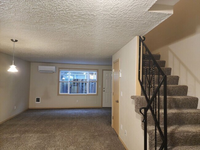 Building Photo - HALF  OFF  1ST  FULL  MONTH'S  RENT   Pet-friendly Townhouse Near Parks and Downtown Newberg