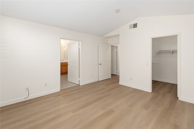 Building Photo - 51 Avanzare
