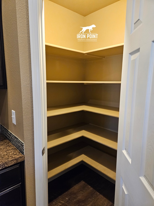 Building Photo - 3bed/2bath home w/bonus room, 2 car garage, fenced yard, and landscaping included.