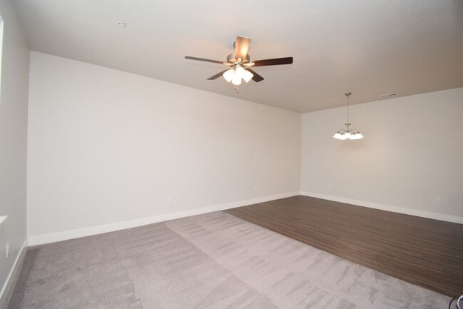 Building Photo - Bright 3 bed Condo with Pool, HOA, and Great Amenities!!