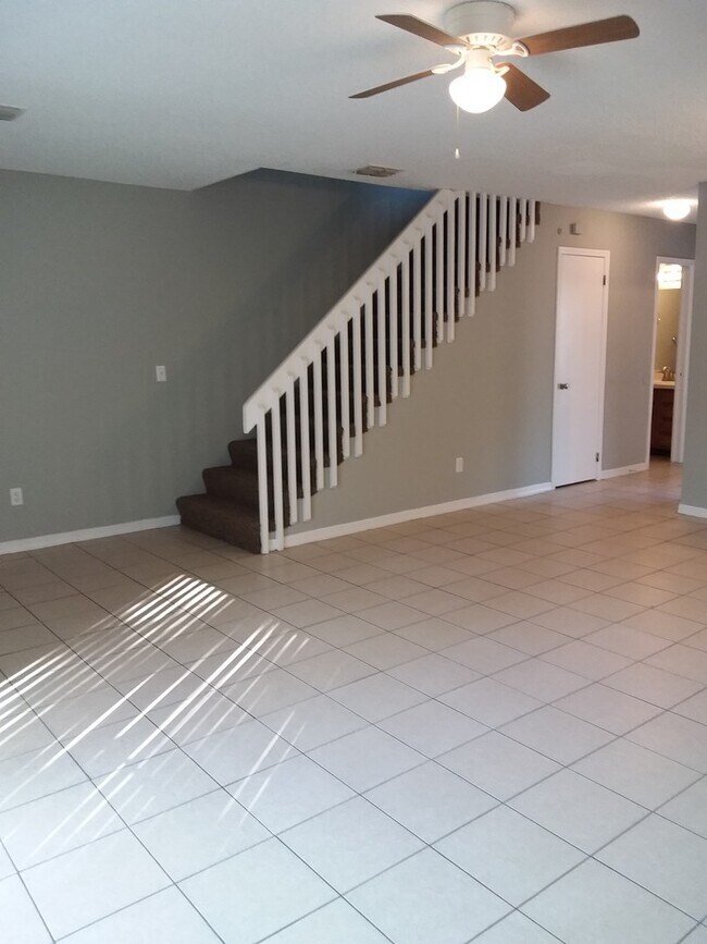 Building Photo - Lexington Square Townhome