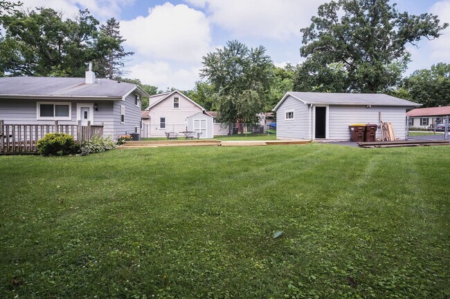 Building Photo - 4320 Bayview Dr