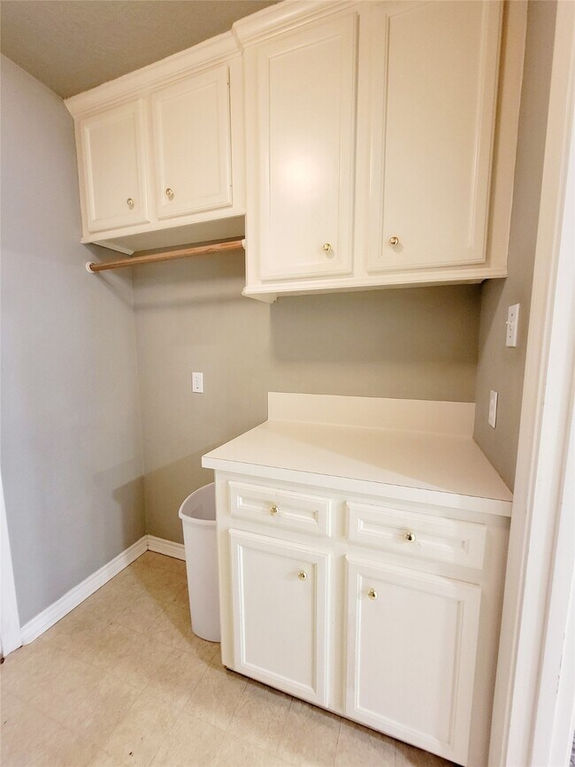 Building Photo - 309 Rolling Hills Dr W