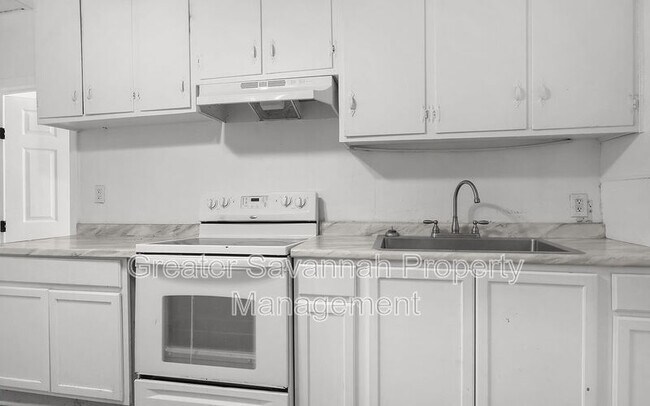 Building Photo - 612 W 42nd St