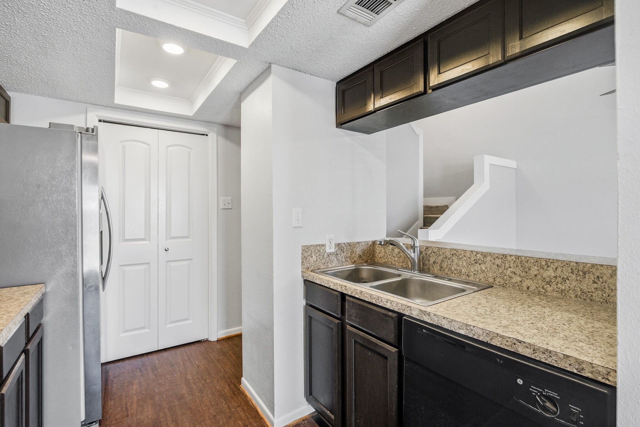 Building Photo - 202 Teakwood Dr