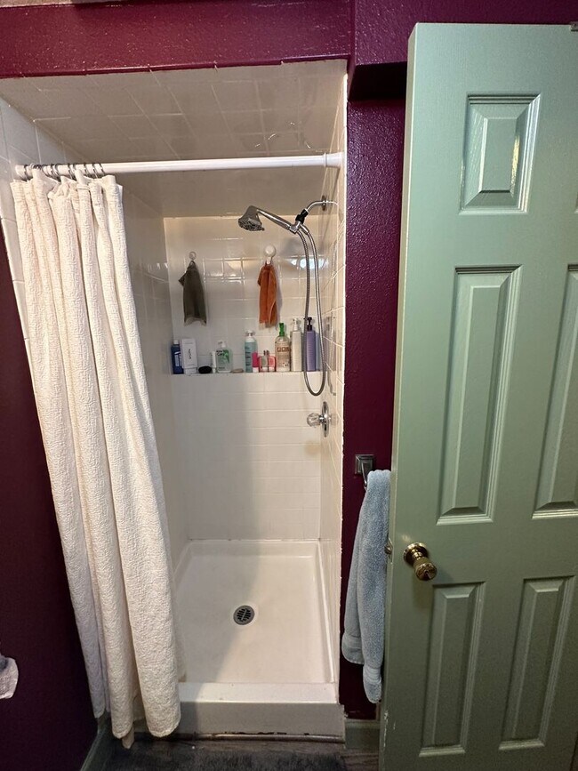 Building Photo - "Rare Opportunity" 3 bedroom 2 bath in the...