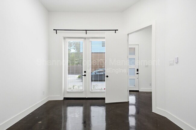 Building Photo - 1307 Bayou St