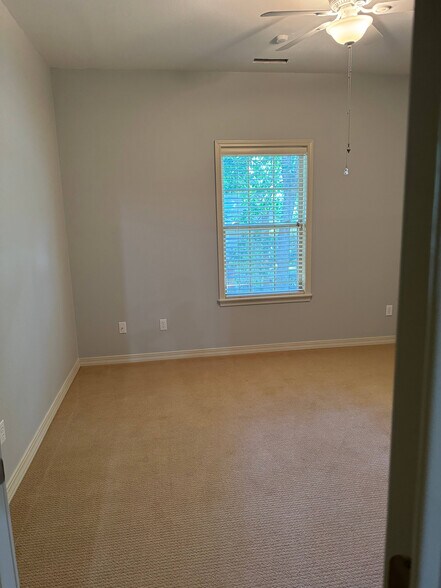 Building Photo - 166 Country Bluff Dr