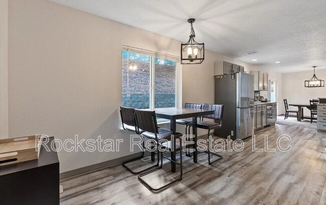 Building Photo - 607 W Persimmon Ln