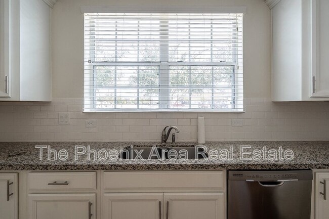 Building Photo - 1055 S Reber Ave