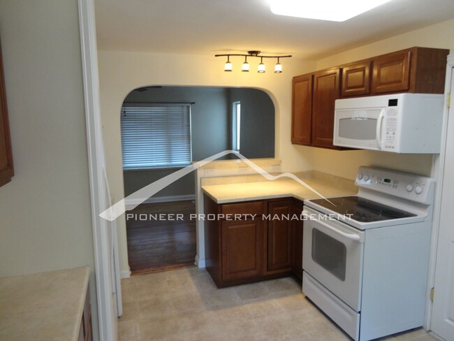 Building Photo - Updated 1/2 Duplex with Washer/Dryer and F...