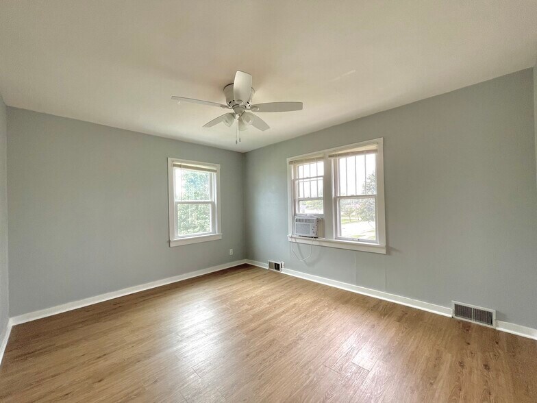 Living room - 1706 33rd St