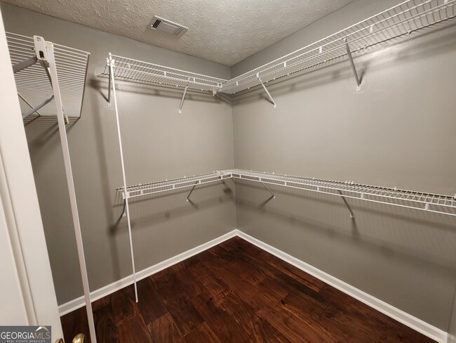 Building Photo - 7184 Village Loop