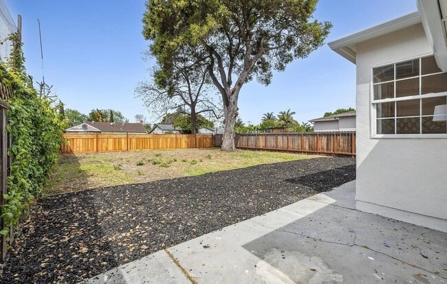 Building Photo - Charming 2 bedroom, 1 bathroom house