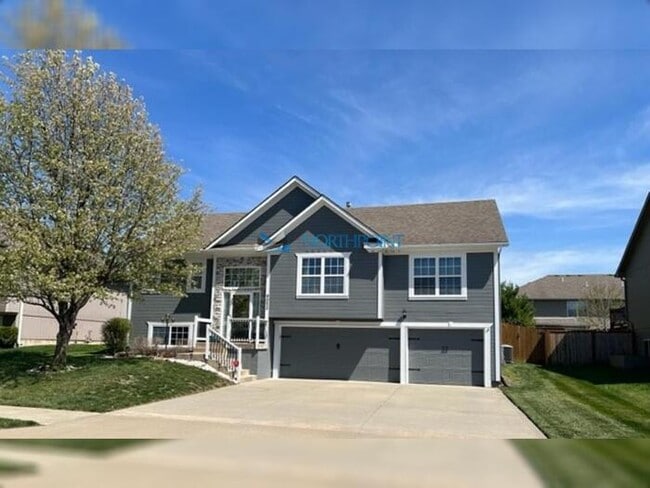 Primary Photo - Beautiful 4 Bed 3 Bath Home in Blue Springs!