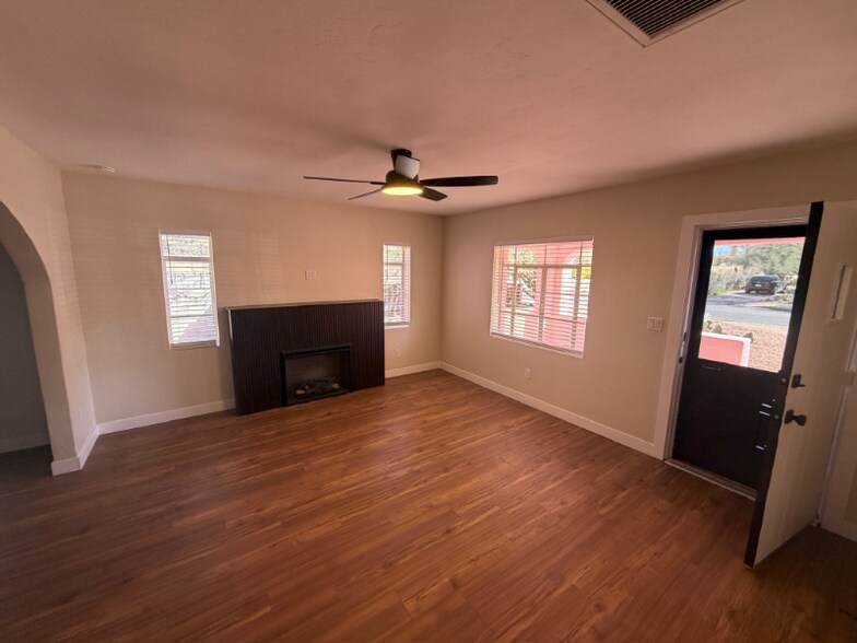 Building Photo - 1827 E Linden St