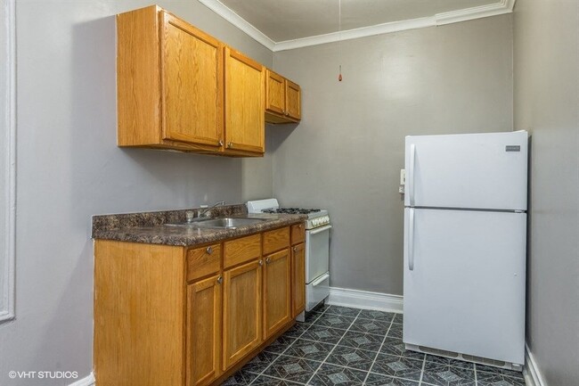 Large kitchen - 3935 W Diversey