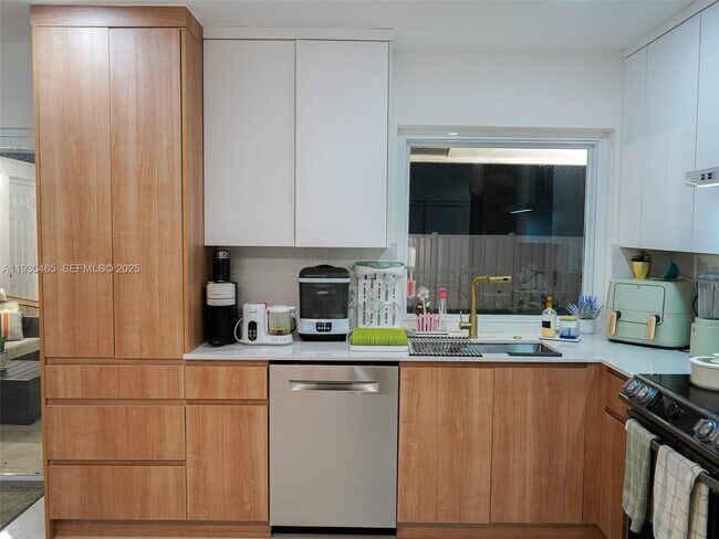 Building Photo - 7951 NW 37th Dr