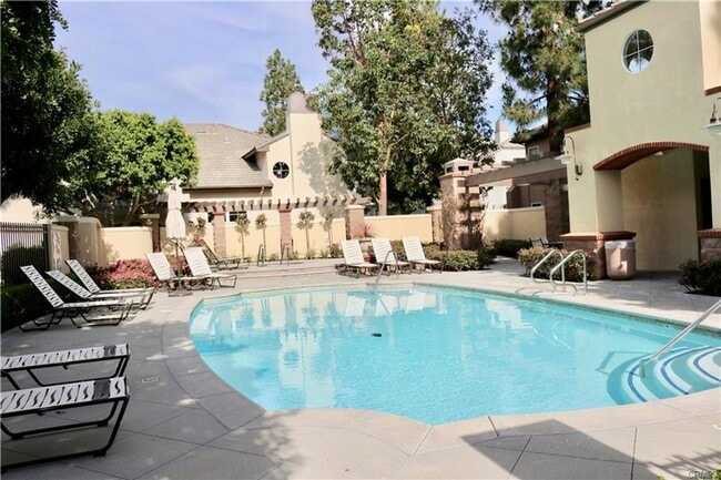 Building Photo - Gorgeous interior tract townhouse in the desirable gated Summit community