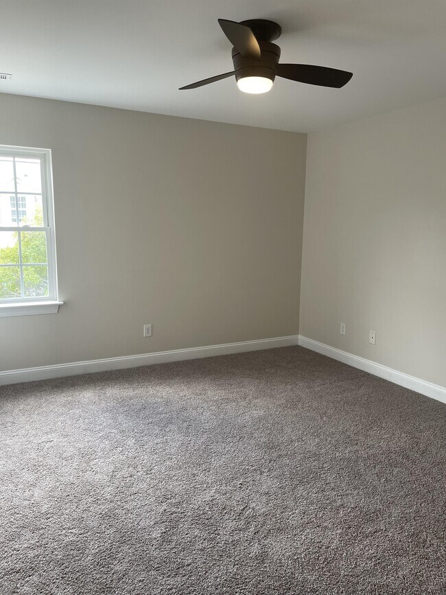Building Photo - 2055B Cambria Dr